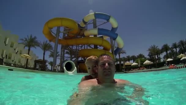 Duas pessoas na piscina no local turístico — Vídeo de Stock