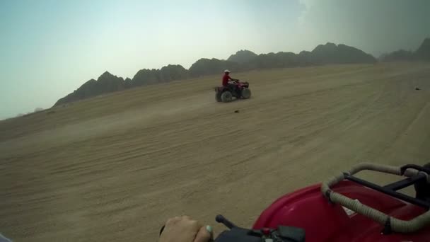 Condução em quadro motocicleta sobre deserto no Egito — Vídeo de Stock