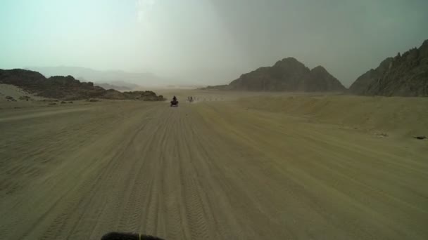 Weitwinkelaufnahme der ägyptischen Landschaft während der Fahrt auf dem Quadro-Motorrad — Stockvideo