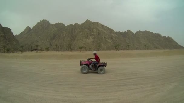 Krajina záběr obrovské skály v Egyptě při jízdě na motocyklu quadro — Stock video