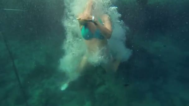 Vrouw springen in naar zee schot van onderwater — Stockvideo