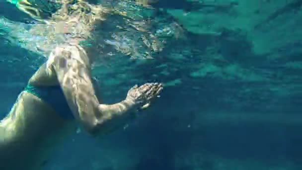 Unterwasser-Aufnahme einer im Meer schwimmenden Frau — Stockvideo