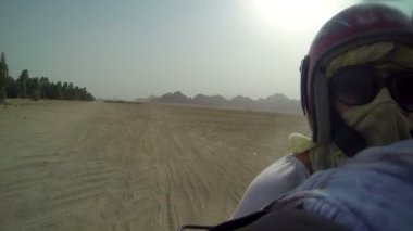 Mısır üzerinden quadro motosiklet sürüş sırasında arka görünüm