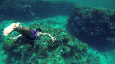 derin mavi denize dalış dalış ekipmanı ile genç adam