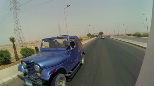 Conduire en jeep à l'emplacement touristique en Egypte — Video