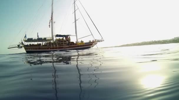 Piratenschip van onderwater shot — Stockvideo