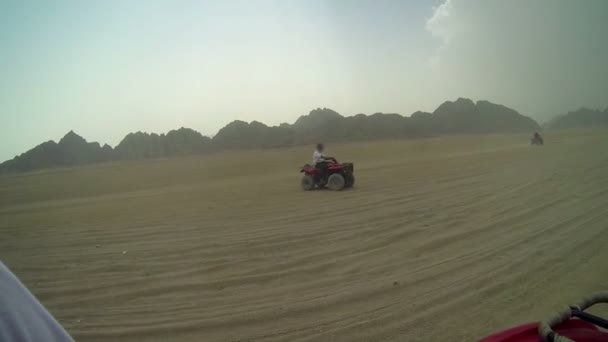 Paysage photographié en conduisant une quadro-moto en Egypte 