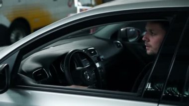 adam araba atölye bırakarak