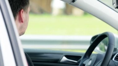 Bekleyen çevresinde görünen adam