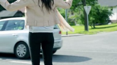 kırık araba sürücüleri geçerken kızgın olan kadın