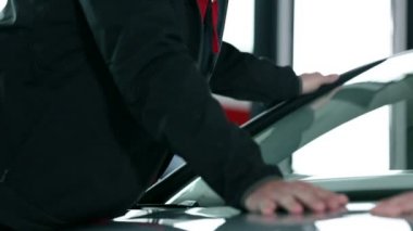 iki adam arabanın ön camı çatlamak için arıyorum