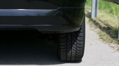 Kaldırıma park edilmiş araba