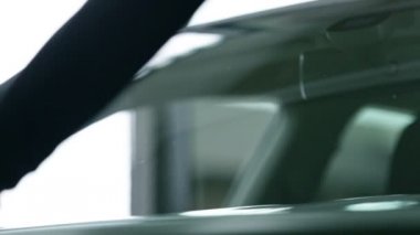 iki adamın arabanın ön camı çatlak arıyorum yakın çekim