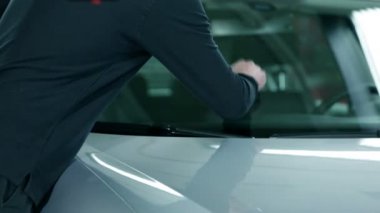 pencere bölmesinde vurma ve diğer adam için gösterilen adam