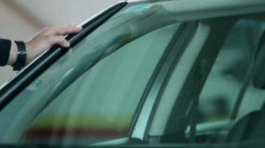 ön cam tamir Eğer kontrol etmek için knocking adam