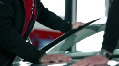 iki adam ön cam bölme arıyorsunuz