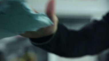 Özel mavi kumaş bölmesiyle cam temizlik