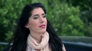 çekici bir kadın birine bakarken dudaklarını bitting