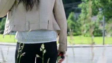 yardım bekliyor zor durumdaki kadın