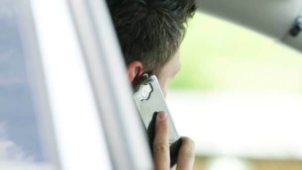 Homme en voiture faisant un appel téléphonique — Video
