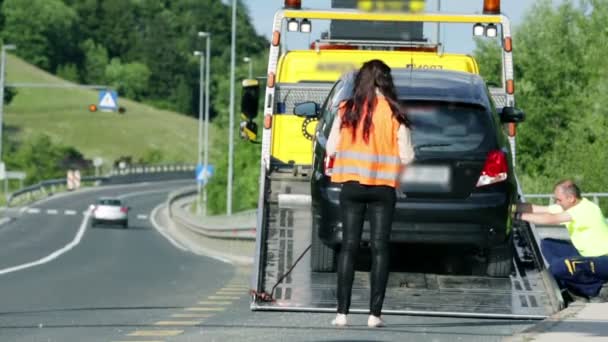 Parada de coches para ayudar a la mujer en peligro — Vídeos de Stock