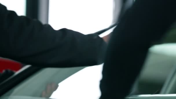 Close-up van twee mannen auto voorruit zoekt scheuren — Stockvideo