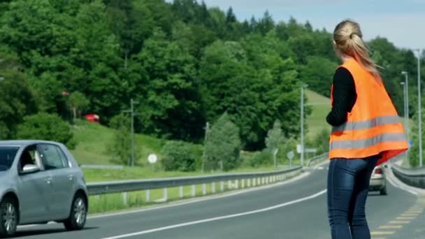 Femme pour aider à être heureuse que quelqu'un arrête la voiture — Video