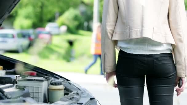 Mujer con coche roto esperando ayuda — Vídeo de stock