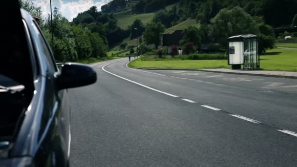 Slide shot of woman angry nobody help her with broken car — Stock Video