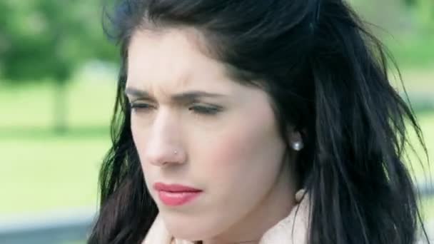 Detailní záběr rozhněvaného pohledu atraktivní žena — Stock video