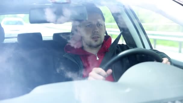 Перед автомобілем постріл людини водіння автомобіля — стокове відео