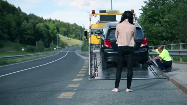 Pretty woman in distress happy to see someone helping her — Stock Video