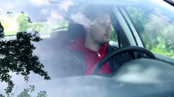 Hombre esperando en el coche hablando con alguien — Vídeos de Stock