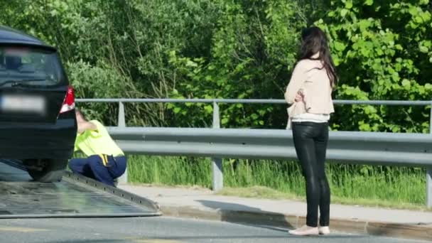 Mujer en apuros feliz de ver a alguien ayudándola — Vídeo de stock