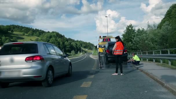 Atraktivní žena v tísni na výletě s jiným autem — Stock video