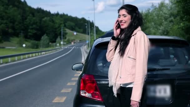 Mooie vrouw in nood met gebroken auto verleidelijke blik op help — Stockvideo