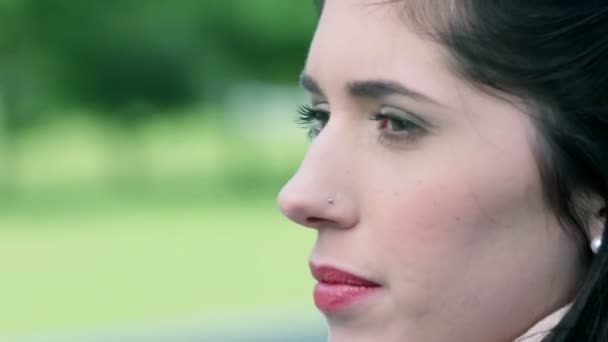 Extreme close-up van boos kijken aantrekkelijke vrouw — Stockvideo