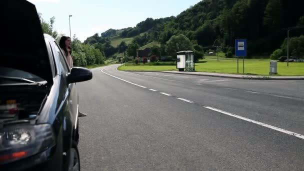 Homme en voiture se détournant ne pas aider femme attrayante en détresse — Video