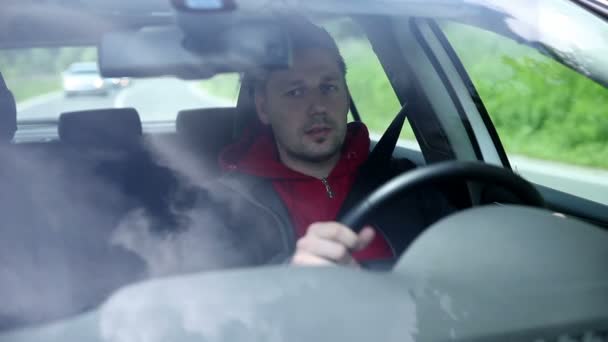 Pare-brise de l'homme conduisant une voiture — Video