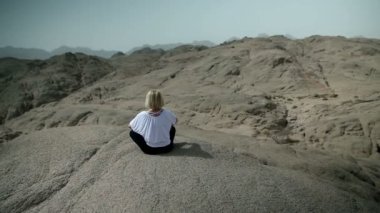 boş safari peyzaj yoga yaparken kadın