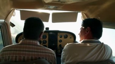 pilot uçağın orta hava içinde etrafında dönme