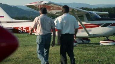 iki adamın küçük uçak gidiş içinde orta ateş