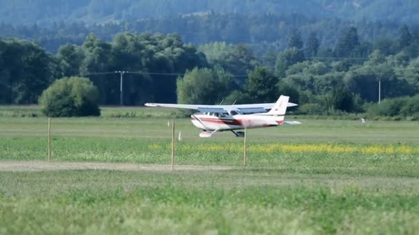 Маленький самолет готовится к взлету — стоковое видео