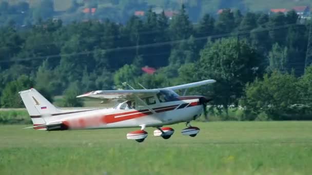 Primo piano del piccolo aeroplano in decollo — Video Stock