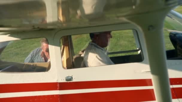 muž bording v k malé letadlo