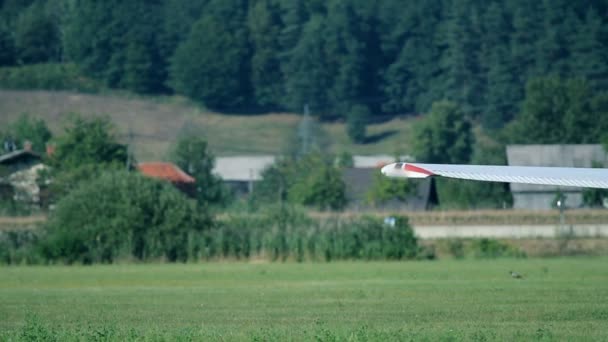 Gros plan sur la terre ferme du petit avion — Video