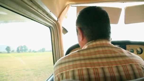 Dos hombres preparándose para despegar con un pequeño avión — Vídeos de Stock