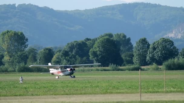 Etrafında dönen ve kalkış küçük uçak — Stok video