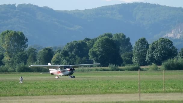 Малий літак обертається і злітає — стокове відео