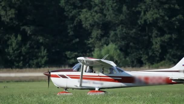 Kleines Flugzeug mit roten Streifen im Umlauf — Stockvideo